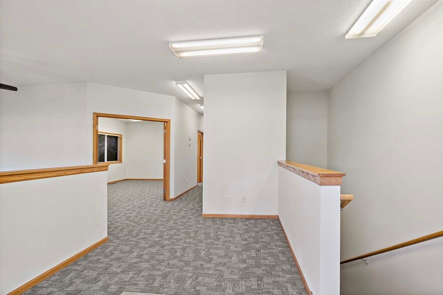 More Photos Of 2560-2568 Rice St, Saint Paul Office For Sale
