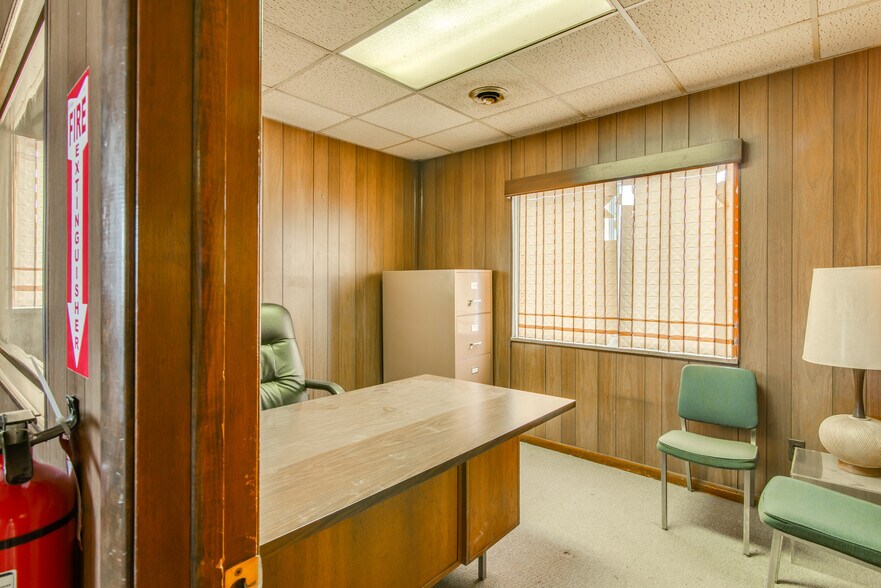 More Photos Of 28640 Gratiot Ave, Roseville Freestanding For Sale