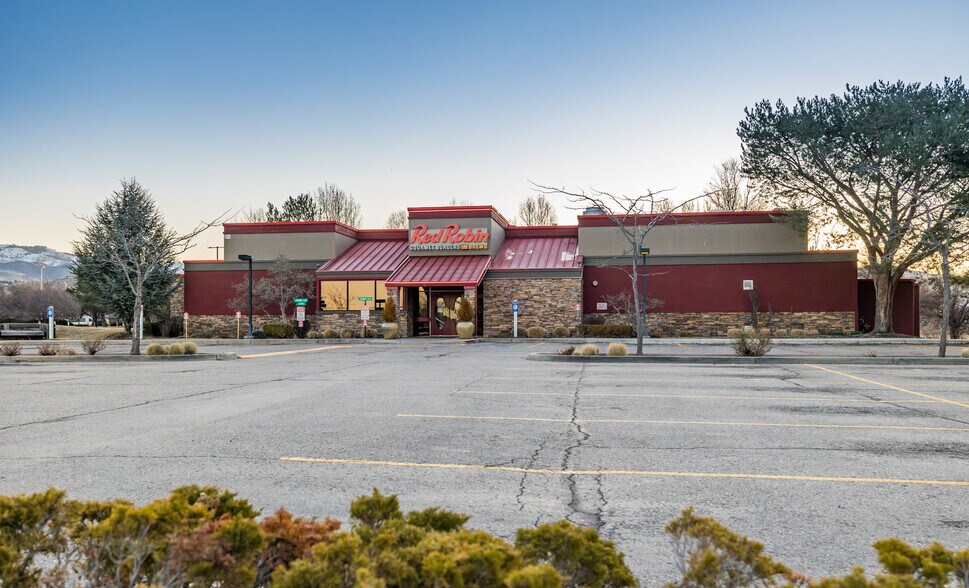 More Photos Of 211 W Parkcenter Blvd, Boise Restaurant For Sale