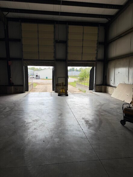 More Photos Of 209 Peterson Dr, Elizabethtown Warehouse For Lease