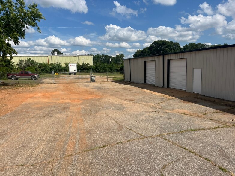 More Photos Of 2171 Anderson Rd, Greenville Warehouse For Lease