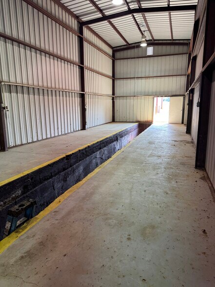 More Photos Of 9182 S US Highway 79, Palestine Service For Lease