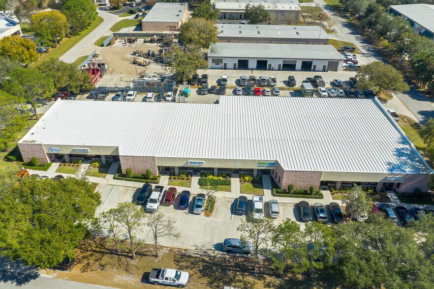 Primary Photo Of 567-585 Interstate Blvd, Sarasota Showroom For Lease
