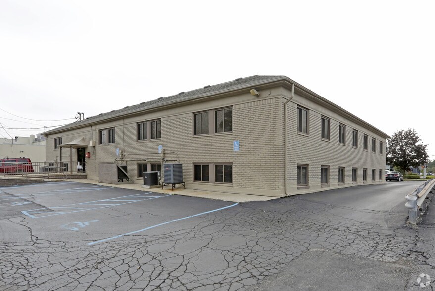 More Photos Of 4120 W Maple Rd, Bloomfield Hills Office For Lease