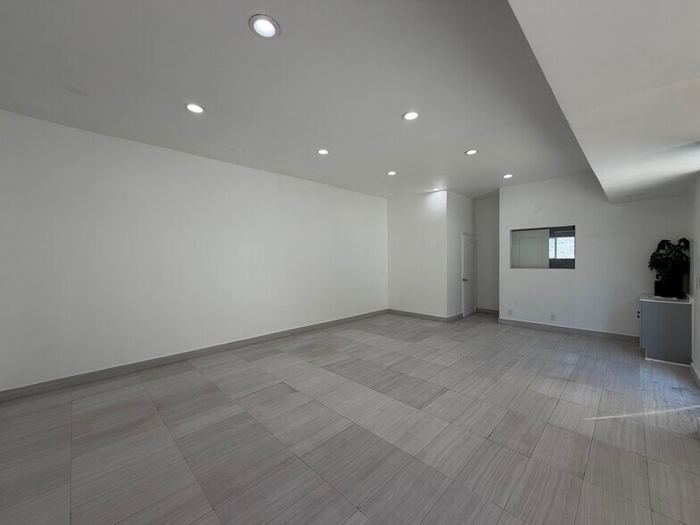 More Photos Of 265 S Robertson Blvd, Beverly Hills Restaurant For Lease