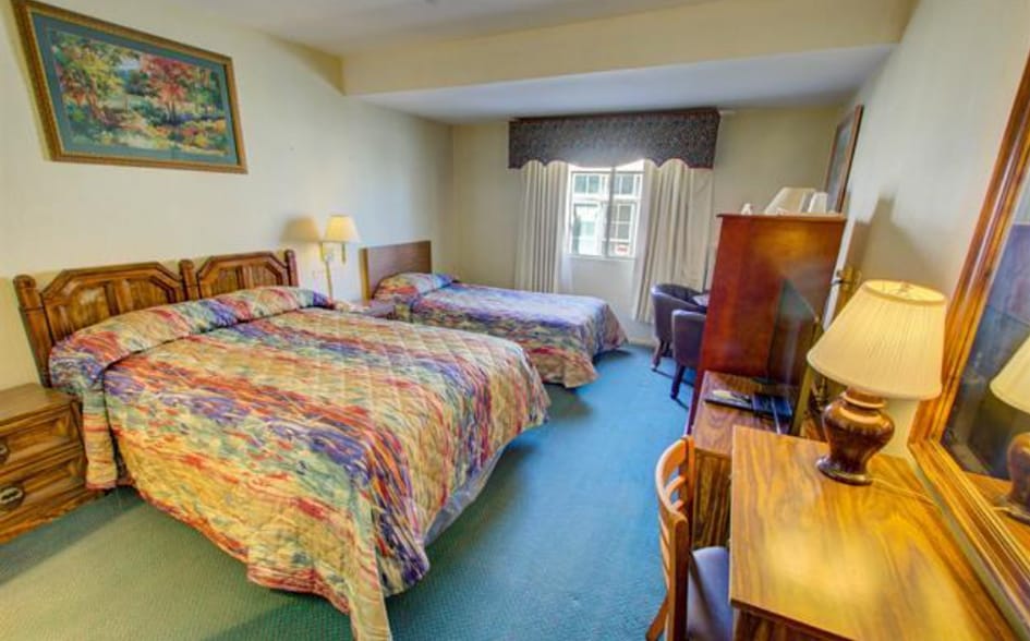 More Photos Of 302 6th Ave S, Clinton Hotel For Sale