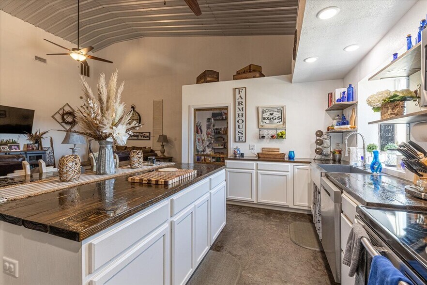 More Photos Of 1817 S Morgan St, Granbury Auto Dealership For Sale