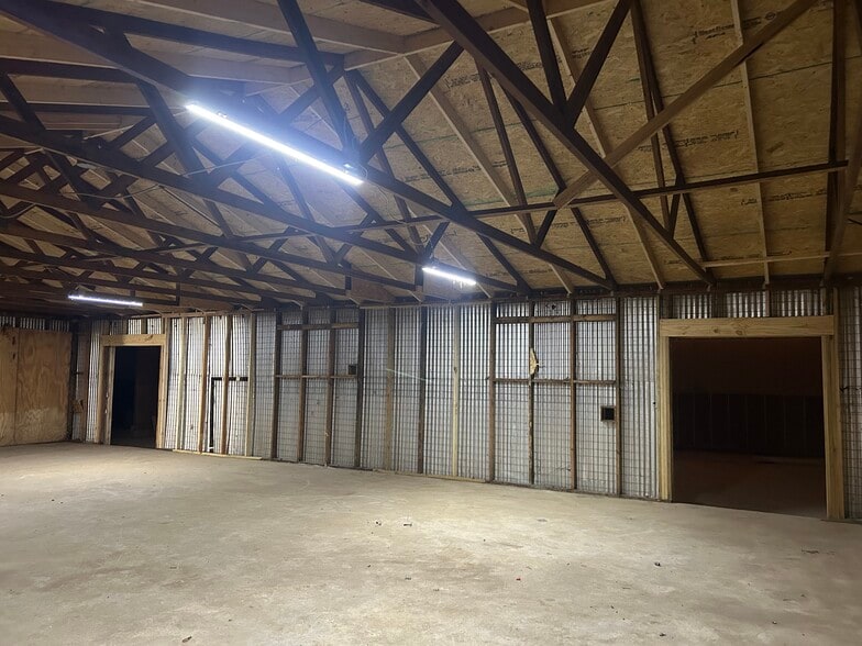 More Photos Of 300 Guthrie St, Graham Warehouse For Sale