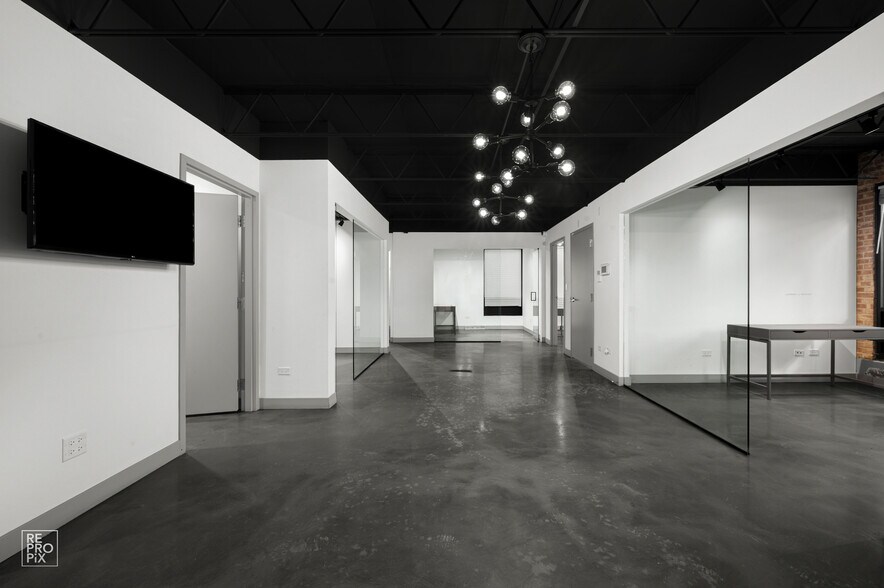 More Photos Of 1322 W Walton St, Chicago Light Distribution For Lease
