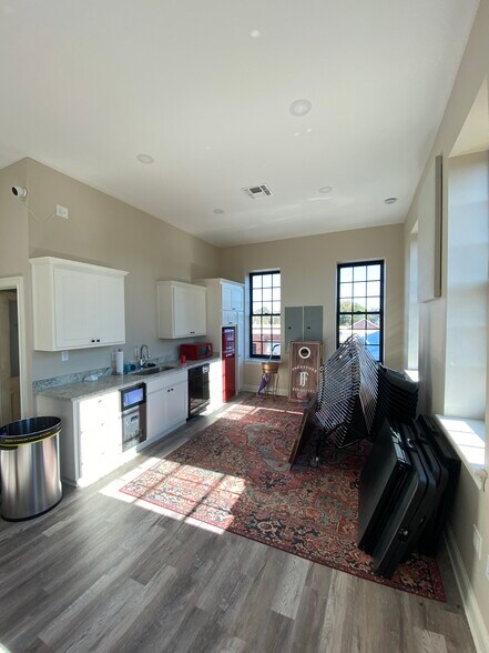 More Photos Of 117 San Augustine St, Center Office Residential For Sale