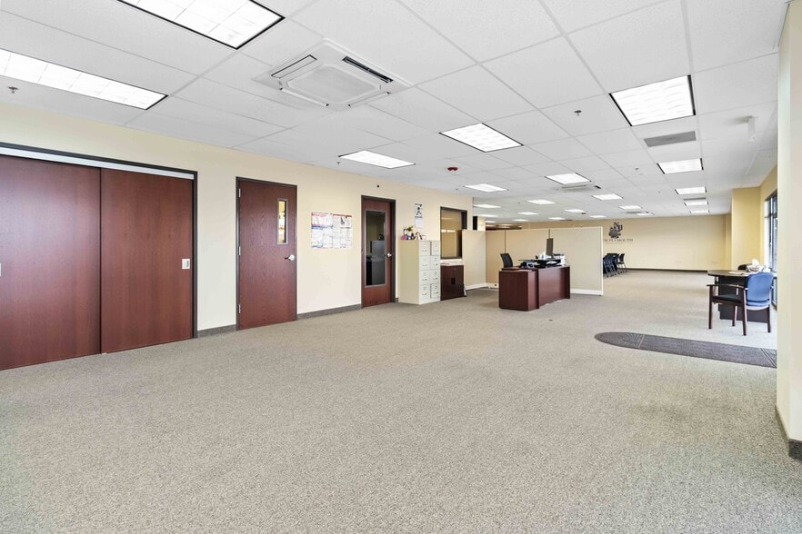 More Photos Of 222 N Plymouth Ave, New Plymouth Showroom For Sale