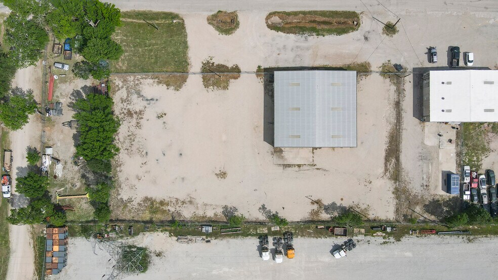 More Photos Of 5212 Mosson Rd, Fort Worth Flex For Lease