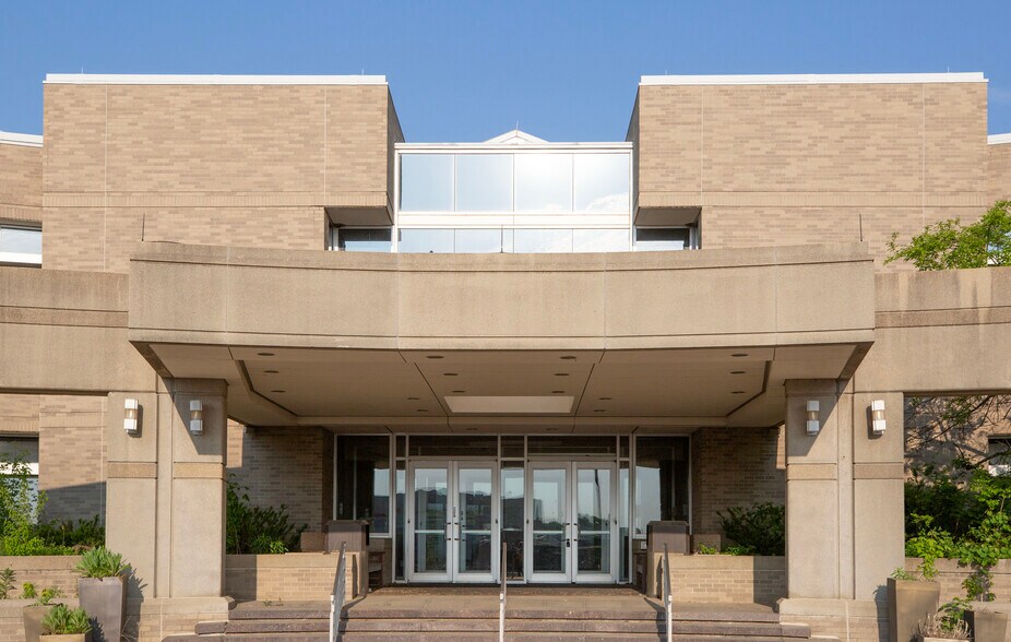 More Photos Of 1 Oakridge Dr, Chaska Hotel For Lease