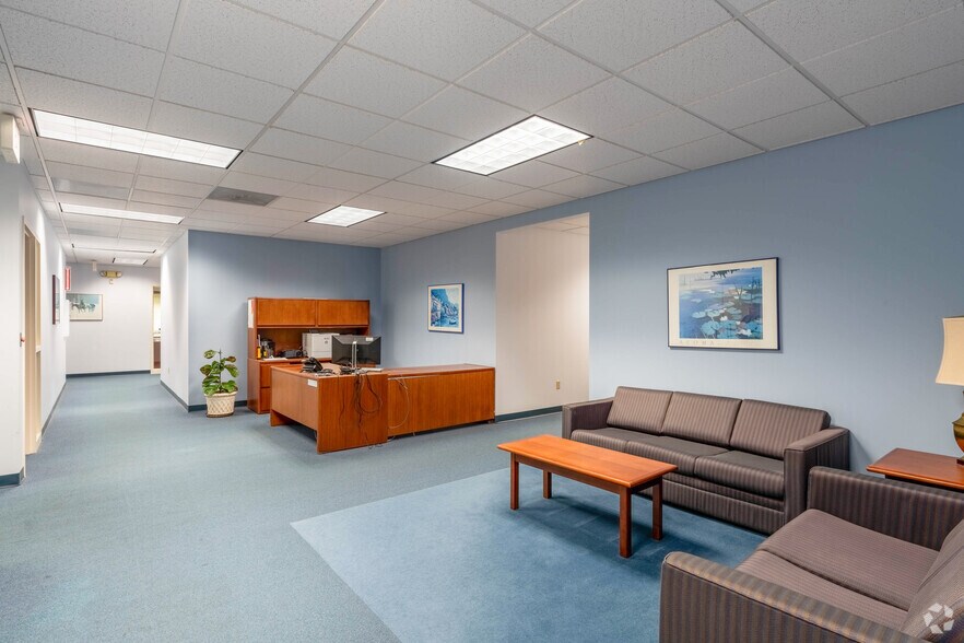 More Photos Of 8 Griffin Rd N, Windsor Office For Sale