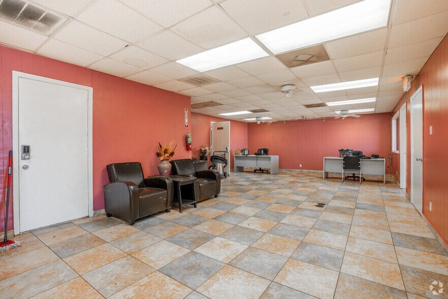 More Photos Of 2606 Shaver St, Pasadena Auto Dealership For Lease