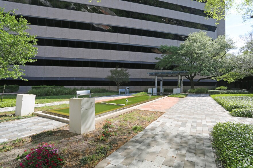 More Photos Of 4800 Fournace Pl, Bellaire Office For Lease