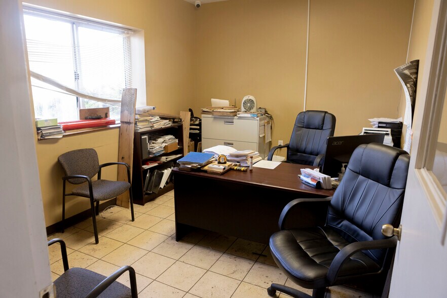 More Photos Of 712 Industrial Ln, Oneida Distribution For Sale