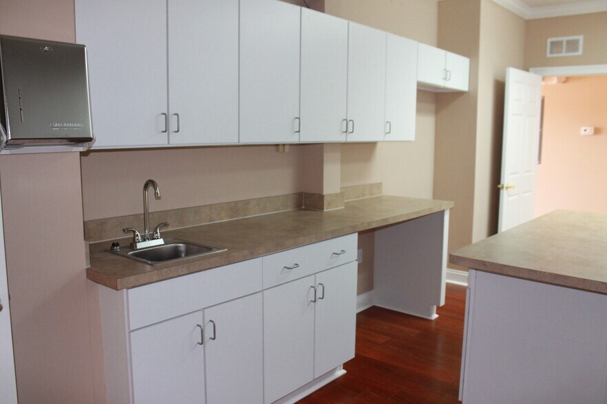 More Photos Of 6817 Southpoint Pky, Jacksonville Office For Sale