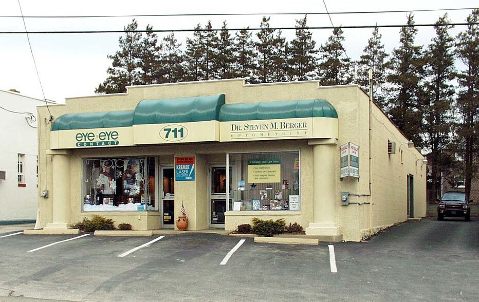 More Photos Of 711-713 West Chester Pike, Havertown Storefront Retail Office For Lease