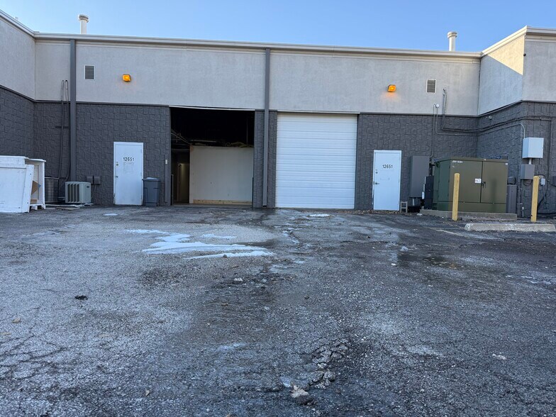 More Photos Of 12635-12651 Hemlock St, Overland Park Showroom For Sale