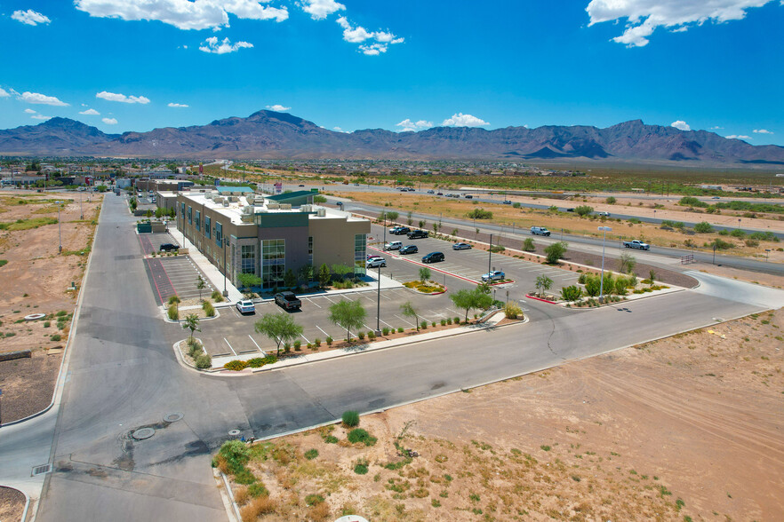 Primary Photo Of 11450 Gateway N Blvd, El Paso Hospital For Lease