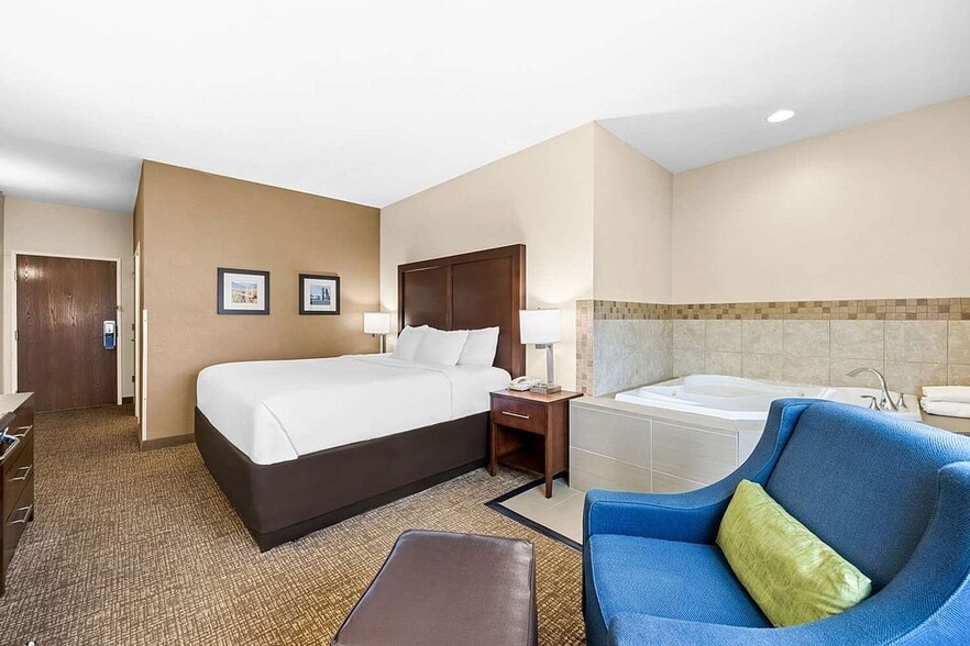 More Photos Of 3910 Outlook Blvd, Pueblo Hotel For Sale