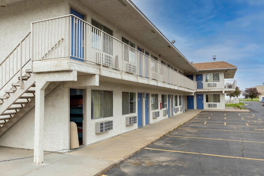 More Photos Of 1309 S Ohlman St, Mitchell Hotel For Sale