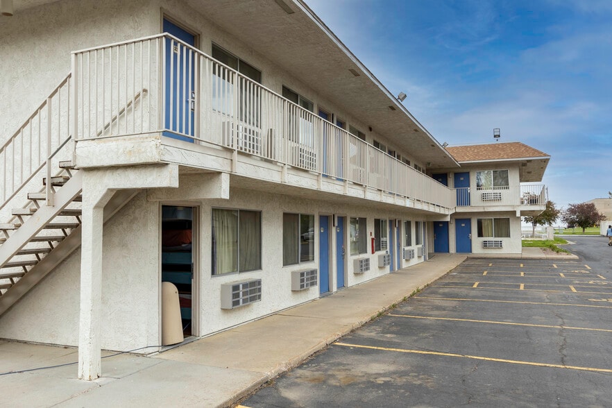 More Photos Of 1309 S Ohlman St, Mitchell Hotel For Sale