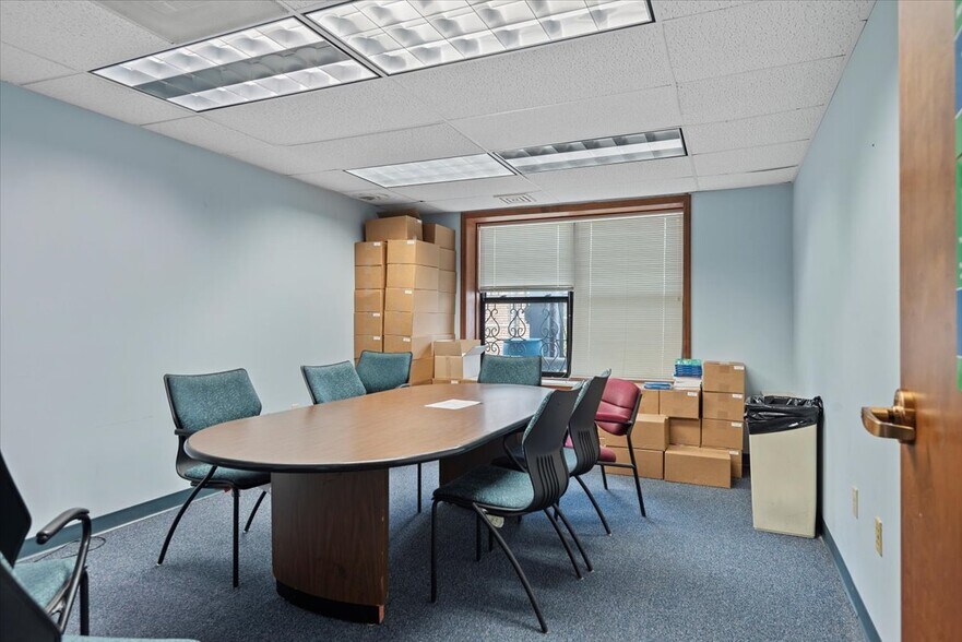 More Photos Of 615 S 2nd St, Springfield Office For Sale