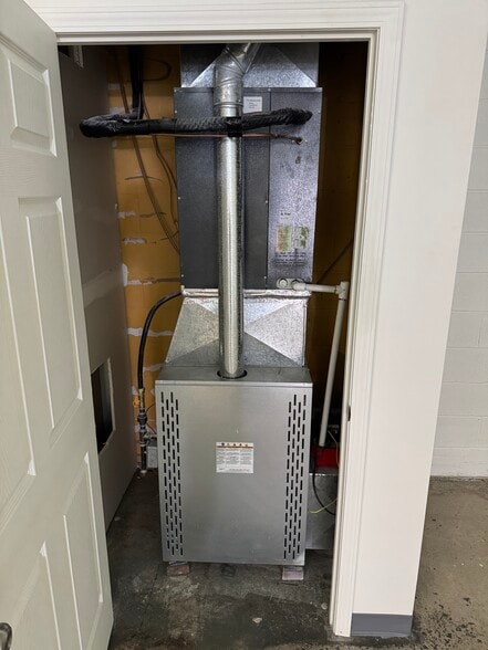 More Photos Of 127 SE 3rd St, Lees Summit Freestanding For Lease