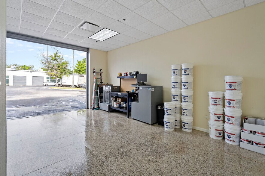 More Photos Of 7901 Kingspointe Pky, Orlando Showroom For Sale