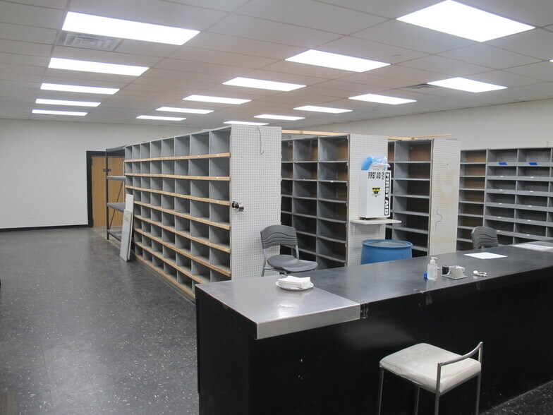 More Photos Of 1411 W Phelps St, Springfield Service For Lease