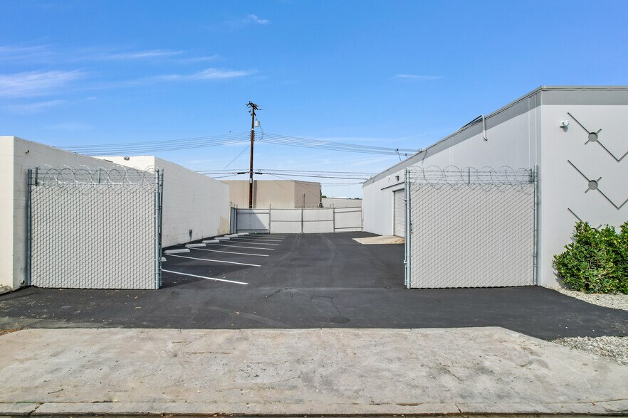 More Photos Of 1121-1127 E Ash Ave, Fullerton Warehouse For Sale
