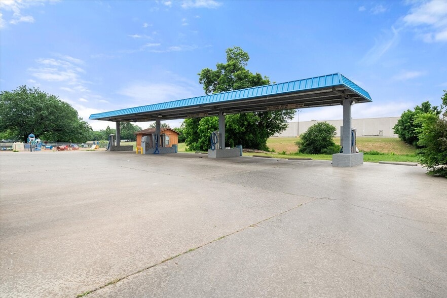 More Photos Of 223 Oaklawn Ave, Corsicana Carwash For Sale