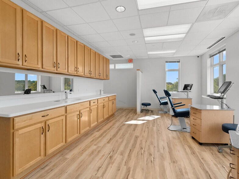 More Photos Of 46165 Westlake Dr, Sterling Medical For Sale