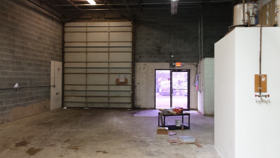 More Photos Of 8000-8032 Fernham Ln, Forestville Warehouse For Lease
