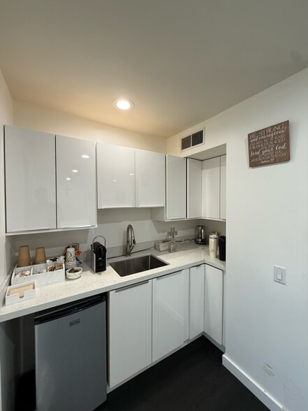 More Photos Of 207 W Alameda Ave, Burbank Office For Sale