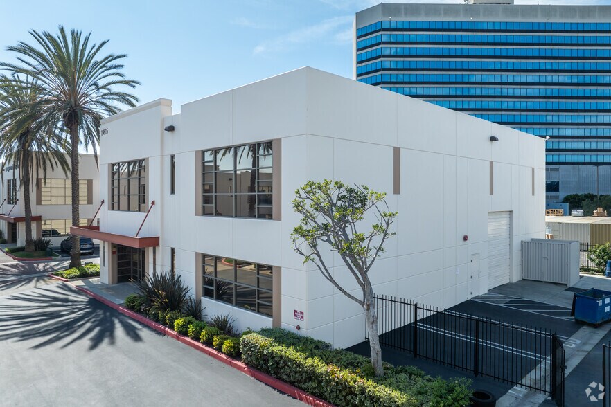 More Photos Of 19815 Hamilton Ave, Torrance Warehouse For Lease