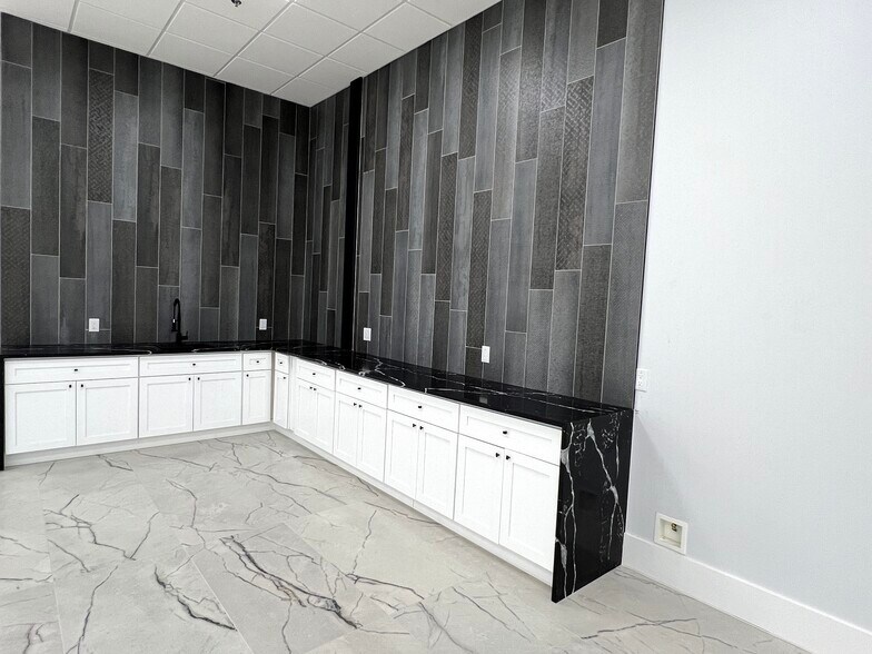 More Photos Of 7300 Riverside Dr, Irving General Retail For Lease