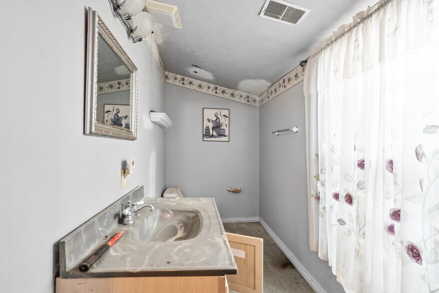 More Photos Of 724 N Broadway, Lexington Freestanding For Sale