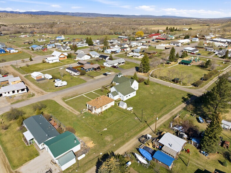 More Photos Of 210 Miles Ave, Clyde Park Specialty For Sale