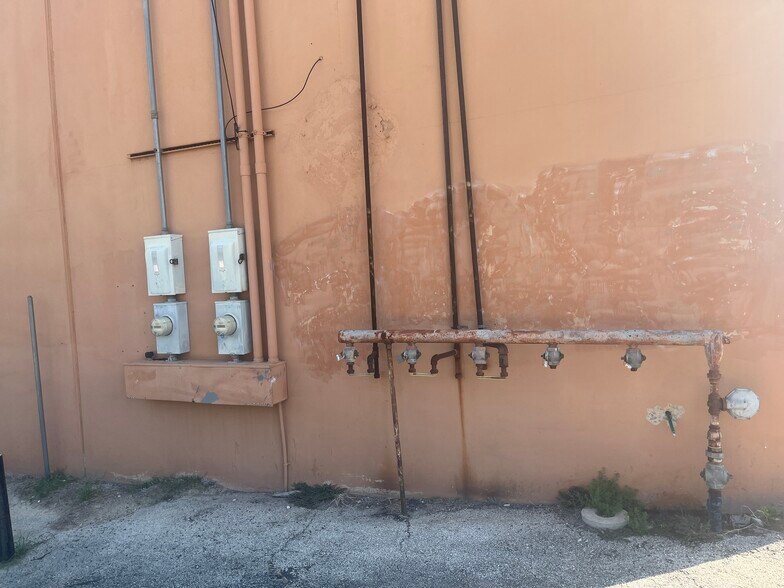 More Photos Of 3911-3929 E IH-10, San Antonio Light Manufacturing For Sale