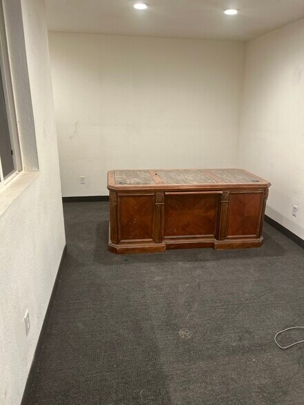 More Photos Of 225 N Highway 91, Summit Service For Lease