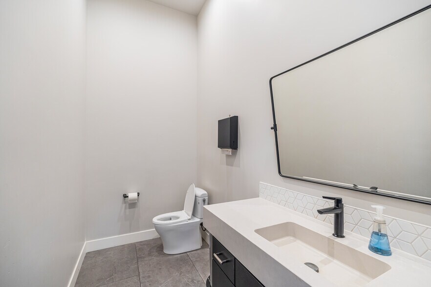 More Photos Of 565 SW Tamarack Ct, Redmond Warehouse For Lease