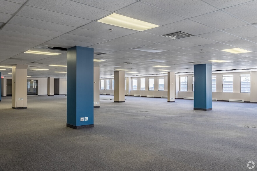 More Photos Of 555 Rue Chabanel O, Montréal Office For Sale