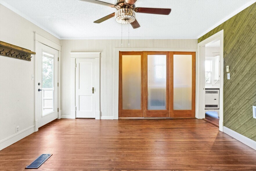 More Photos Of 1116 Lamar Ave, Paris Office For Sale