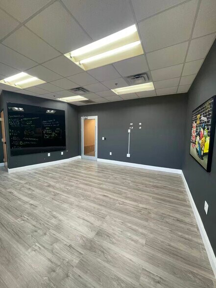More Photos Of 7075 Kingspointe Pky, Orlando Showroom For Sale