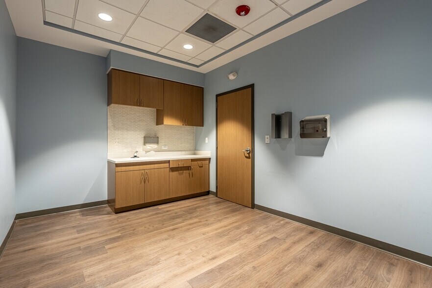 More Photos Of 456 Nelson Rd, New Lenox Freestanding For Lease