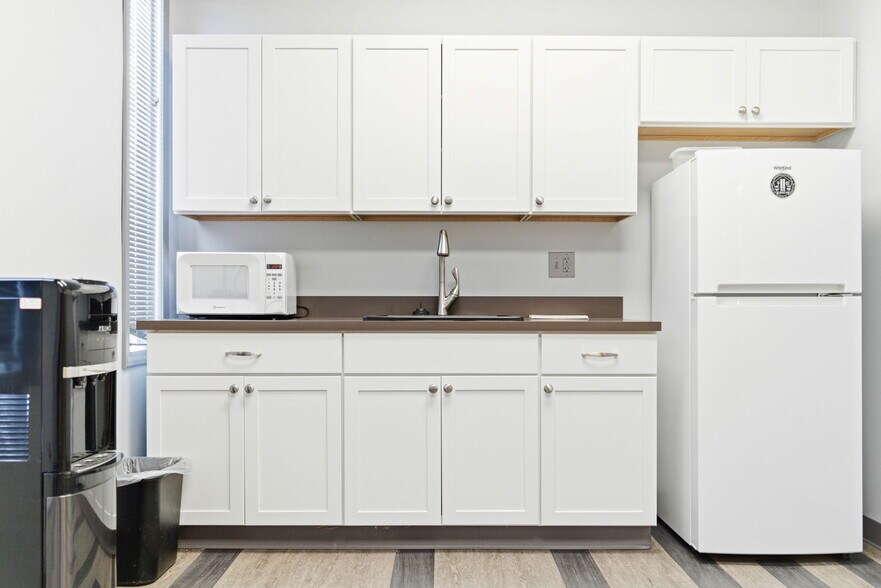 More Photos Of 13720 Aiken Rd, Louisville Warehouse For Lease