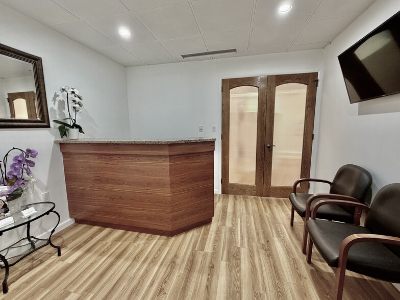 More Photos Of 4 Dearfield Dr, Greenwich Medical For Lease